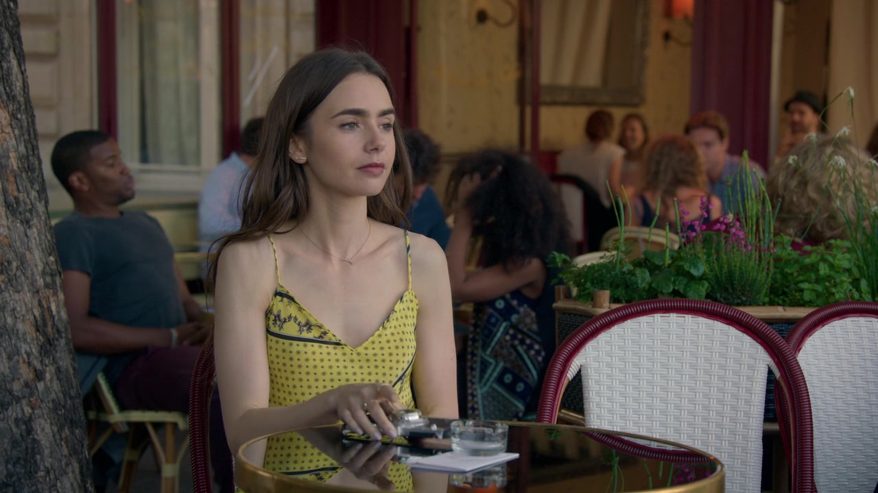 Emily_in_Paris_S01E01_Emily_in_Paris_720p_NF_WEB-DL_DDP5_1_x264-BTN_2561.jpg