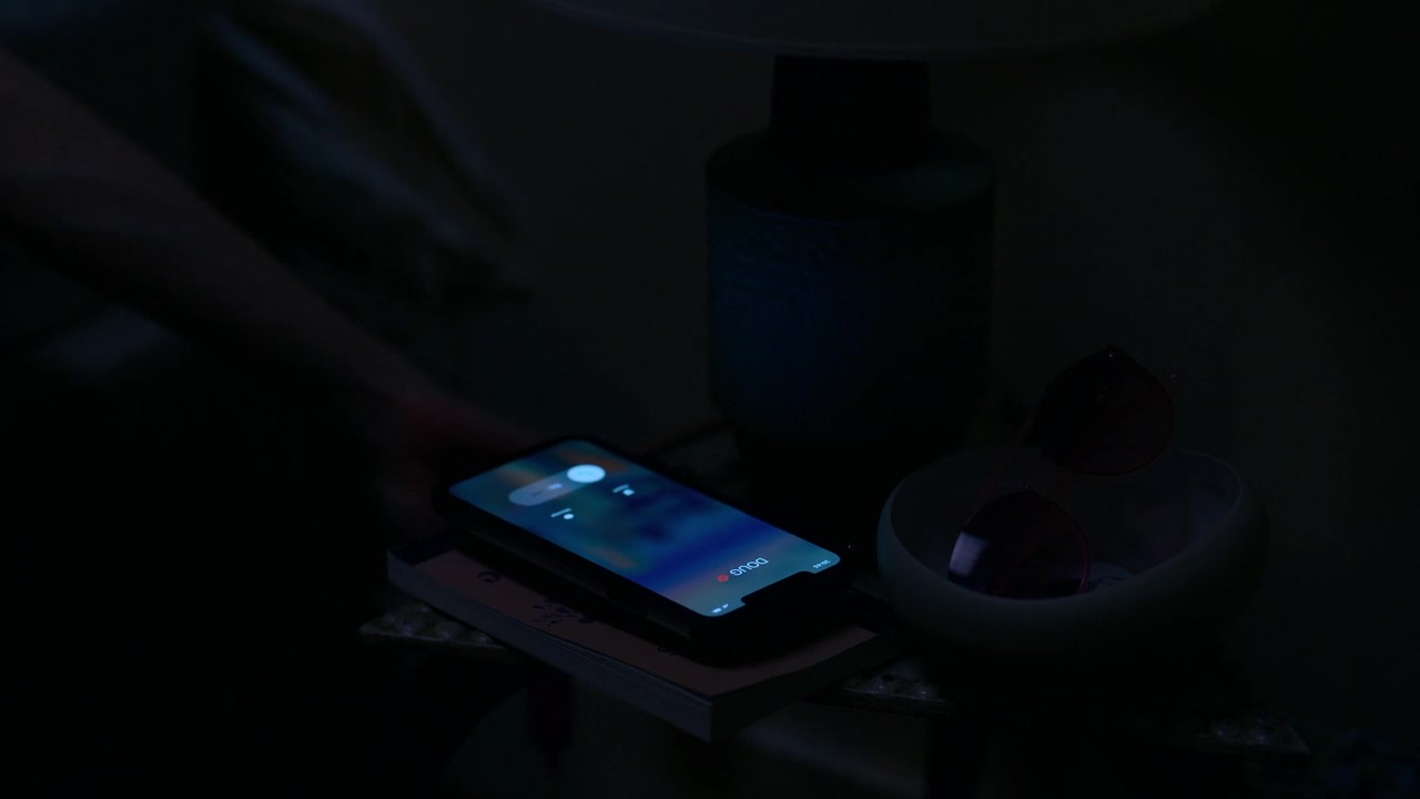 Emily_in_Paris_S01E01_Emily_in_Paris_720p_NF_WEB-DL_DDP5_1_x264-BTN_2576.jpg