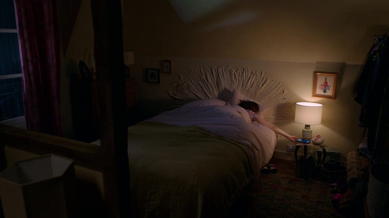 Emily_in_Paris_S01E01_Emily_in_Paris_720p_NF_WEB-DL_DDP5_1_x264-BTN_2577.jpg