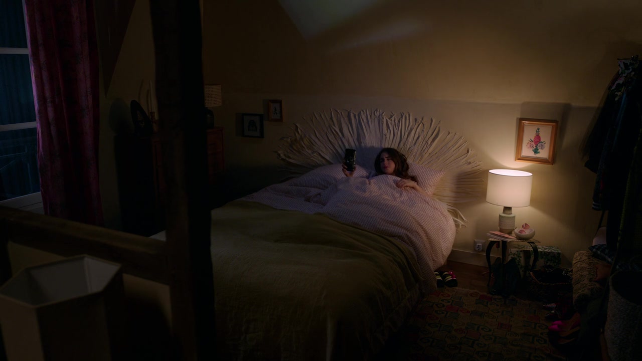 Emily_in_Paris_S01E01_Emily_in_Paris_720p_NF_WEB-DL_DDP5_1_x264-BTN_2586.jpg