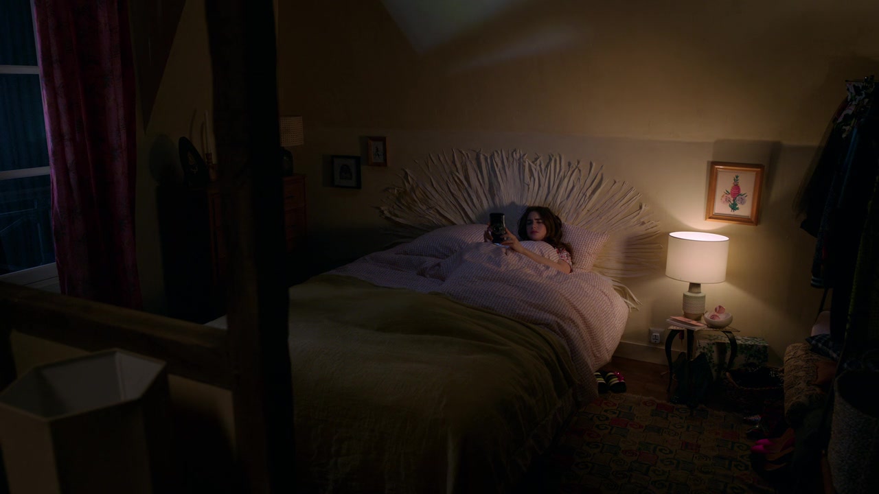 Emily_in_Paris_S01E01_Emily_in_Paris_720p_NF_WEB-DL_DDP5_1_x264-BTN_2589.jpg