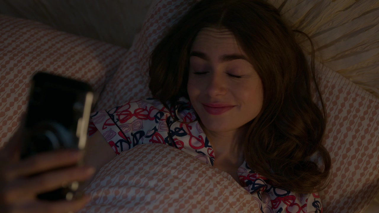 Emily_in_Paris_S01E01_Emily_in_Paris_720p_NF_WEB-DL_DDP5_1_x264-BTN_2610.jpg