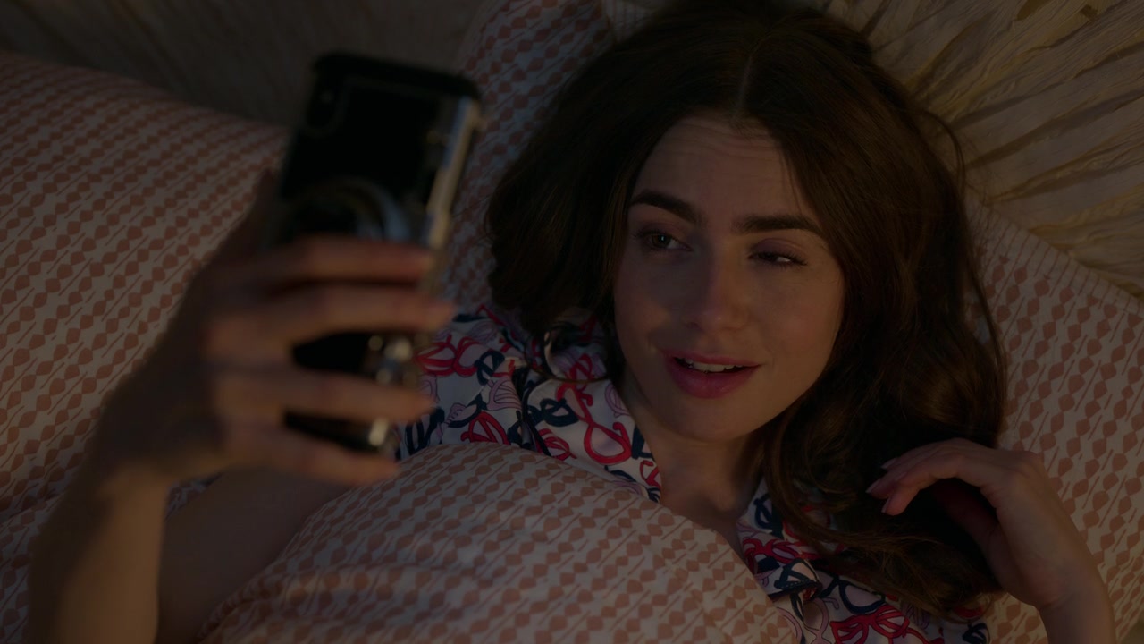 Emily_in_Paris_S01E01_Emily_in_Paris_720p_NF_WEB-DL_DDP5_1_x264-BTN_2638.jpg