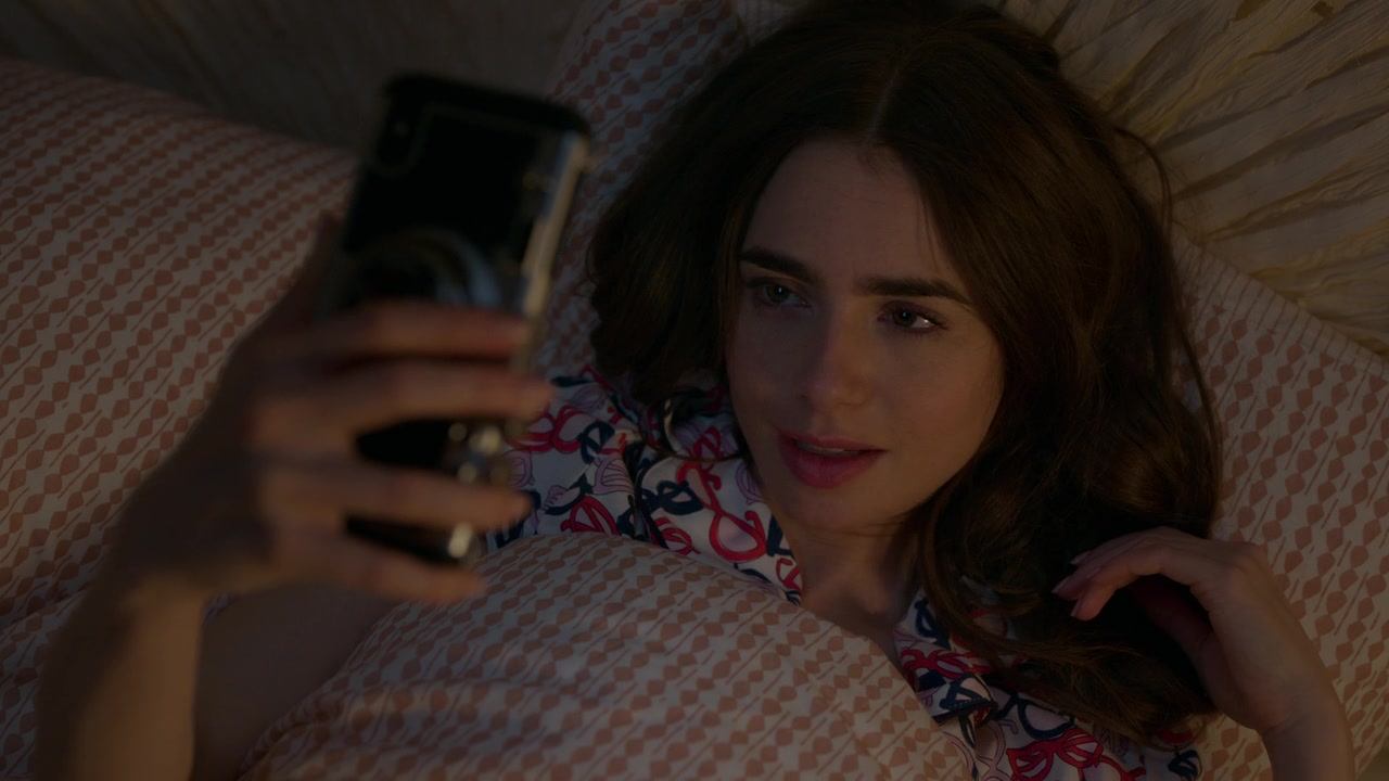 Emily_in_Paris_S01E01_Emily_in_Paris_720p_NF_WEB-DL_DDP5_1_x264-BTN_2640.jpg