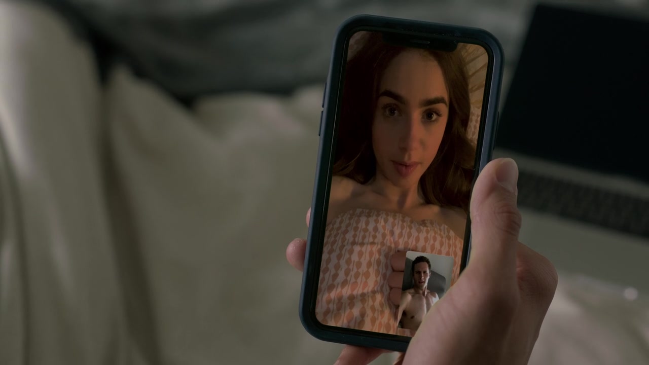 Emily_in_Paris_S01E01_Emily_in_Paris_720p_NF_WEB-DL_DDP5_1_x264-BTN_2659.jpg