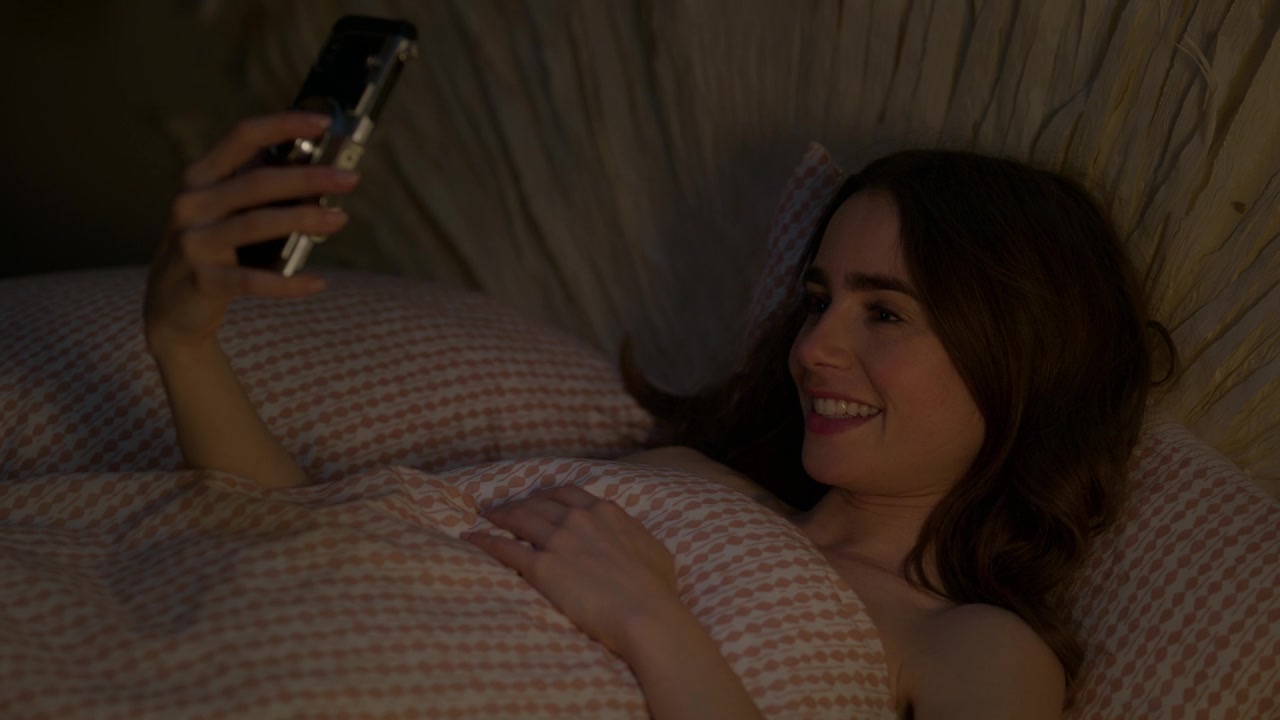 Emily_in_Paris_S01E01_Emily_in_Paris_720p_NF_WEB-DL_DDP5_1_x264-BTN_2675.jpg