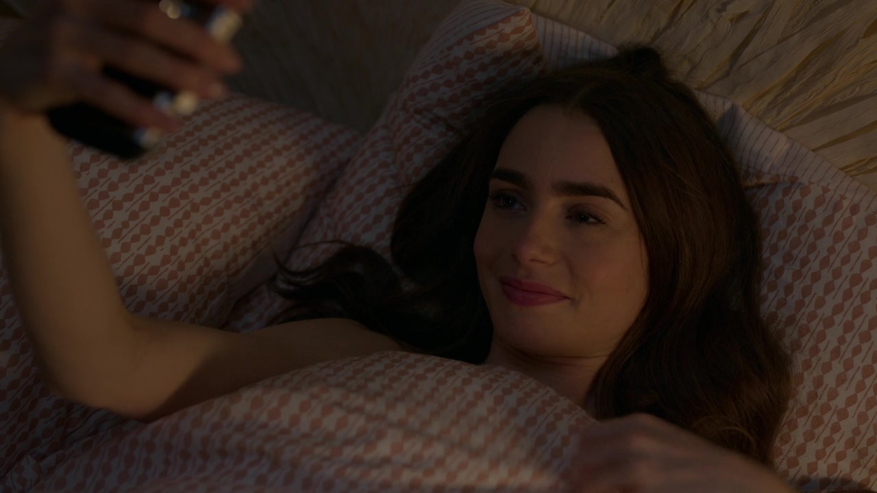 Emily_in_Paris_S01E01_Emily_in_Paris_720p_NF_WEB-DL_DDP5_1_x264-BTN_2687.jpg