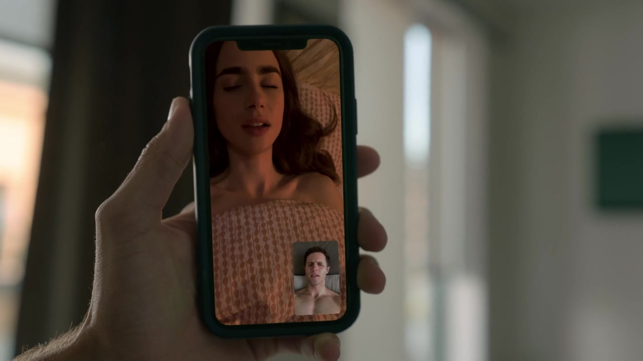 Emily_in_Paris_S01E01_Emily_in_Paris_720p_NF_WEB-DL_DDP5_1_x264-BTN_2700.jpg