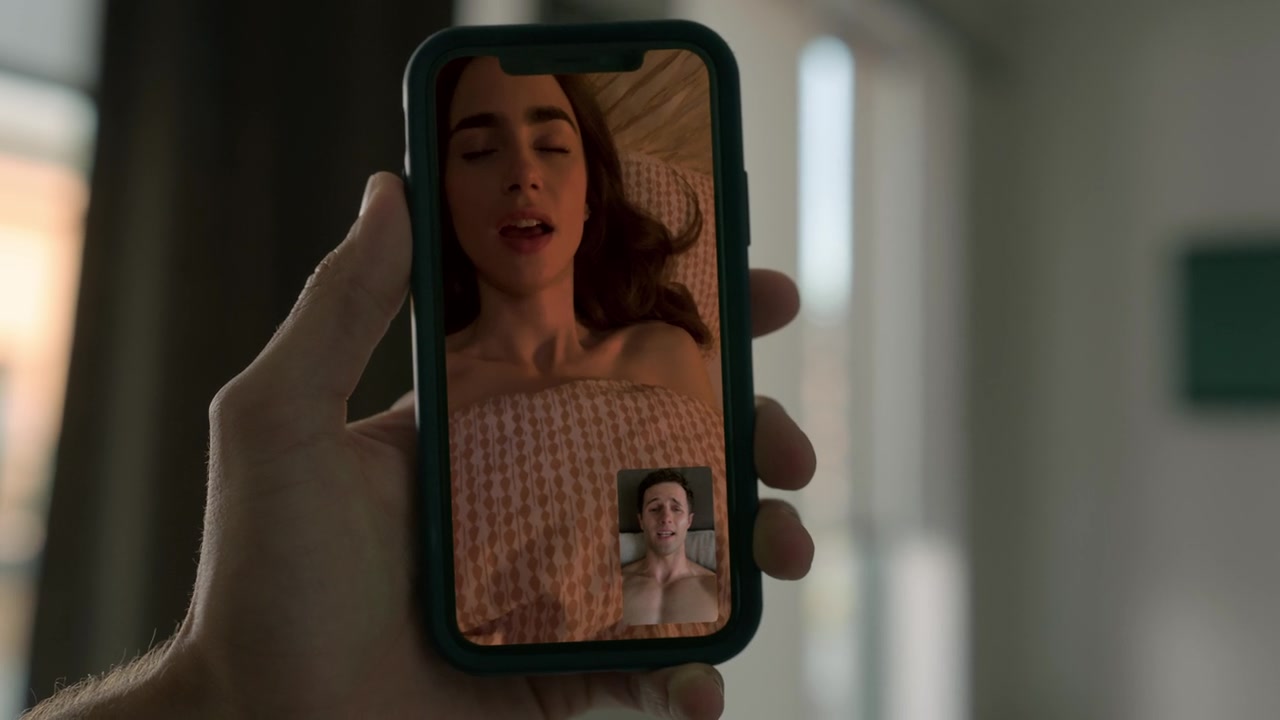Emily_in_Paris_S01E01_Emily_in_Paris_720p_NF_WEB-DL_DDP5_1_x264-BTN_2704.jpg