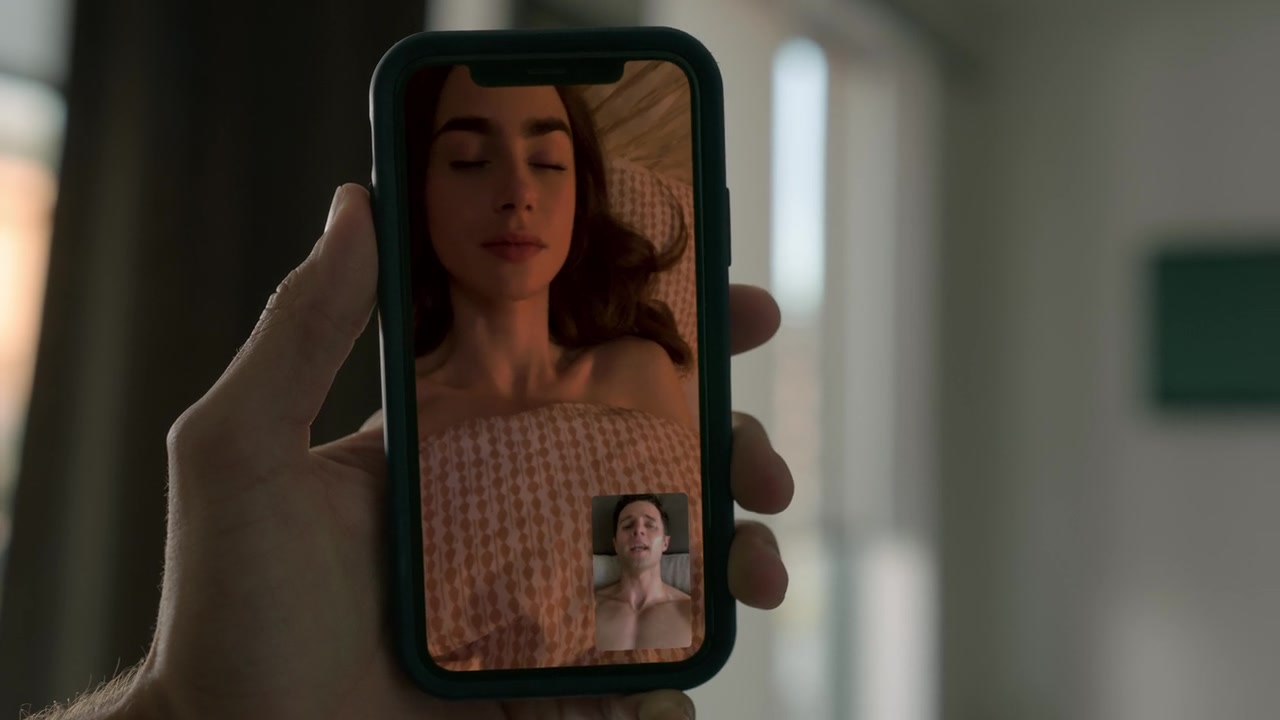 Emily_in_Paris_S01E01_Emily_in_Paris_720p_NF_WEB-DL_DDP5_1_x264-BTN_2707.jpg
