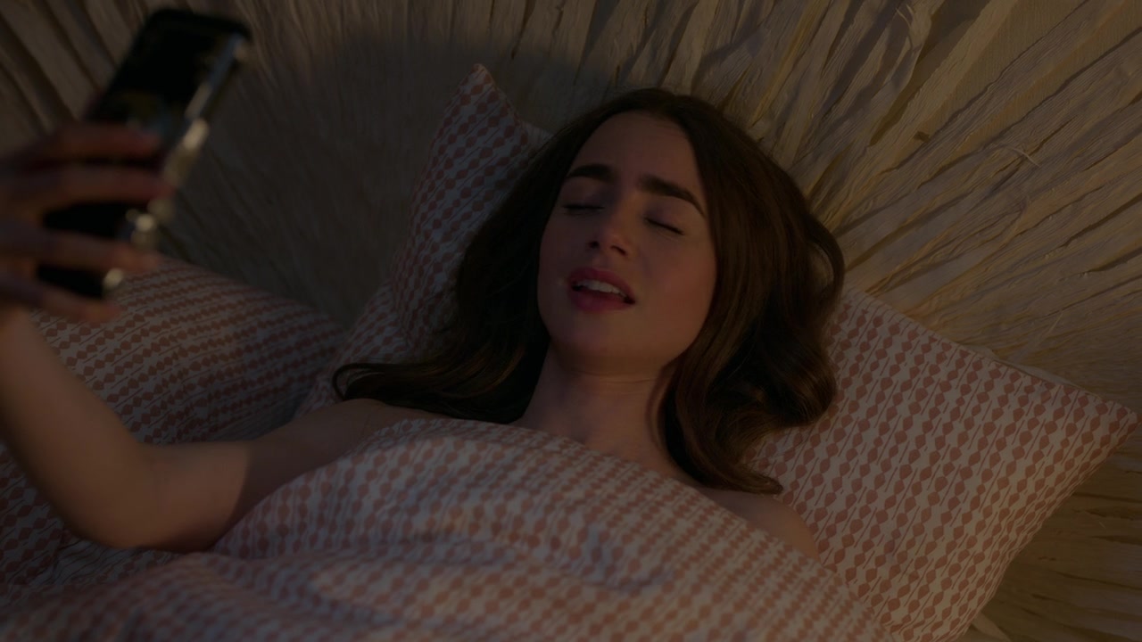Emily_in_Paris_S01E01_Emily_in_Paris_720p_NF_WEB-DL_DDP5_1_x264-BTN_2714.jpg