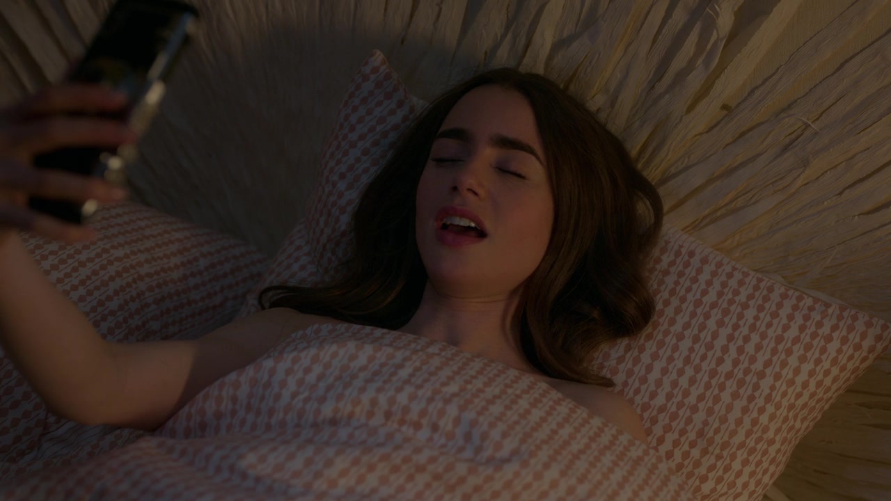 Emily_in_Paris_S01E01_Emily_in_Paris_720p_NF_WEB-DL_DDP5_1_x264-BTN_2715.jpg