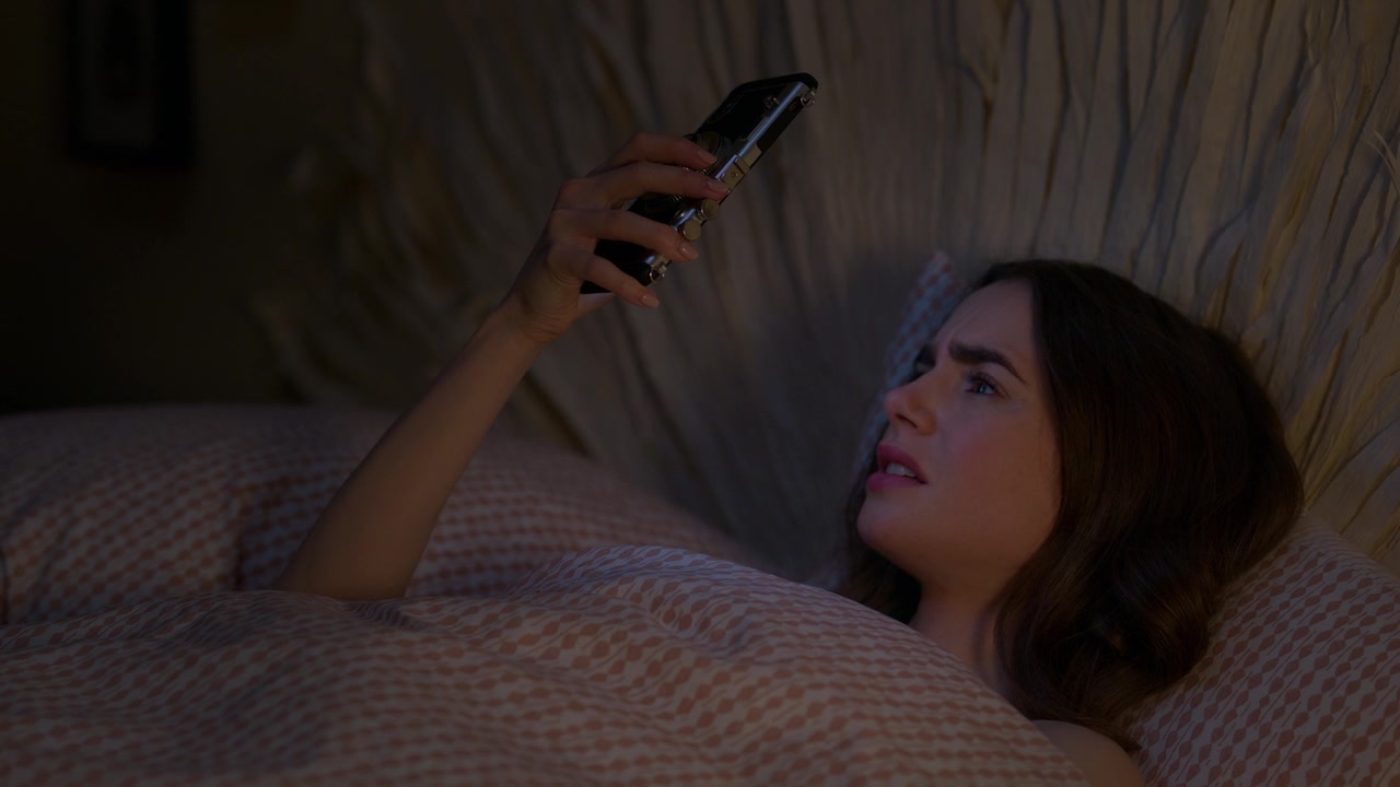 Emily_in_Paris_S01E01_Emily_in_Paris_720p_NF_WEB-DL_DDP5_1_x264-BTN_2750.jpg
