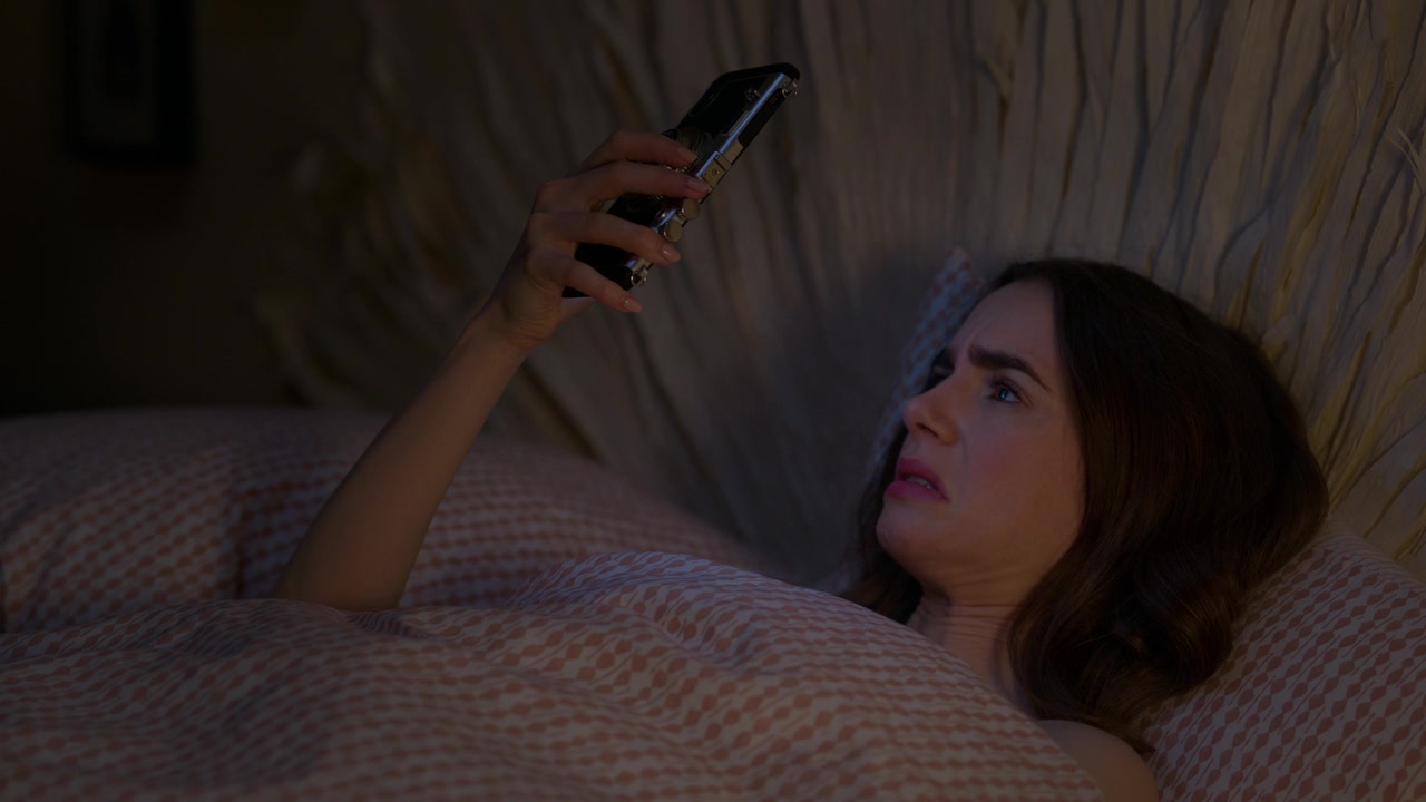 Emily_in_Paris_S01E01_Emily_in_Paris_720p_NF_WEB-DL_DDP5_1_x264-BTN_2751.jpg