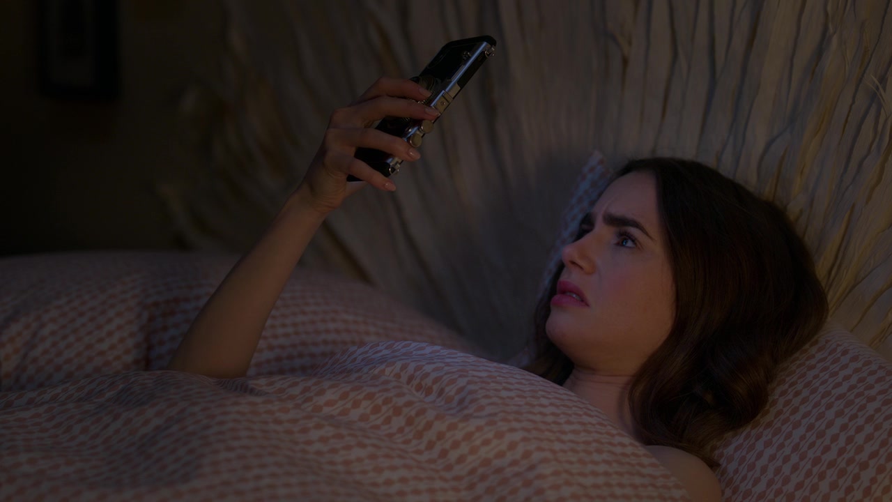 Emily_in_Paris_S01E01_Emily_in_Paris_720p_NF_WEB-DL_DDP5_1_x264-BTN_2754.jpg