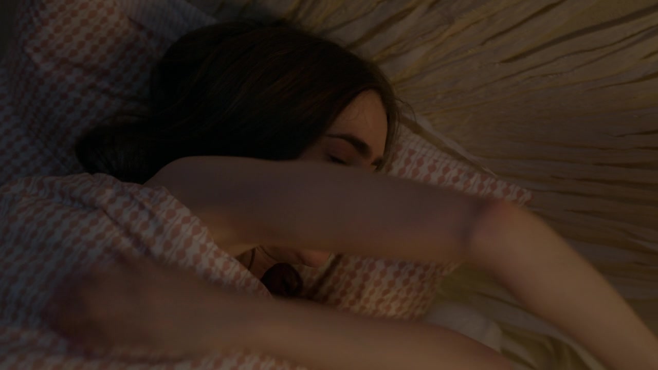 Emily_in_Paris_S01E01_Emily_in_Paris_720p_NF_WEB-DL_DDP5_1_x264-BTN_2764.jpg