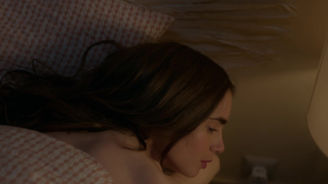 Emily_in_Paris_S01E01_Emily_in_Paris_720p_NF_WEB-DL_DDP5_1_x264-BTN_2767.jpg