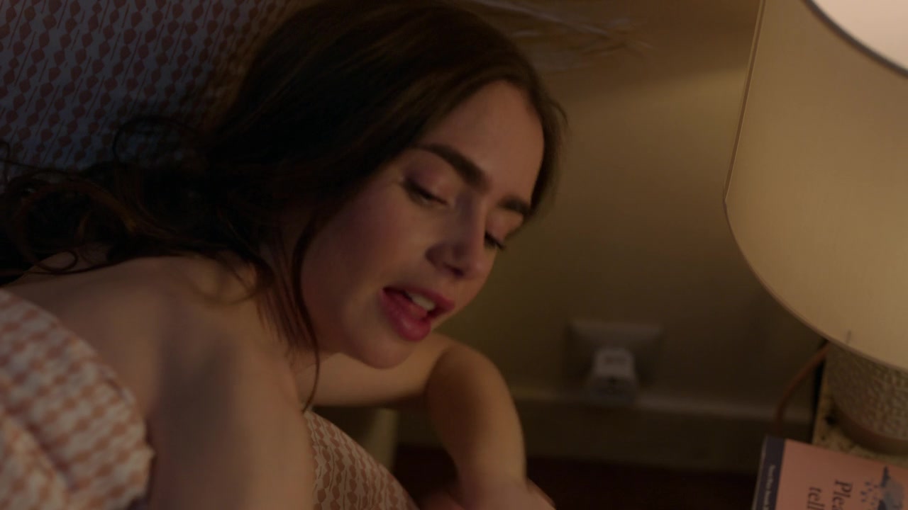 Emily_in_Paris_S01E01_Emily_in_Paris_720p_NF_WEB-DL_DDP5_1_x264-BTN_2771.jpg