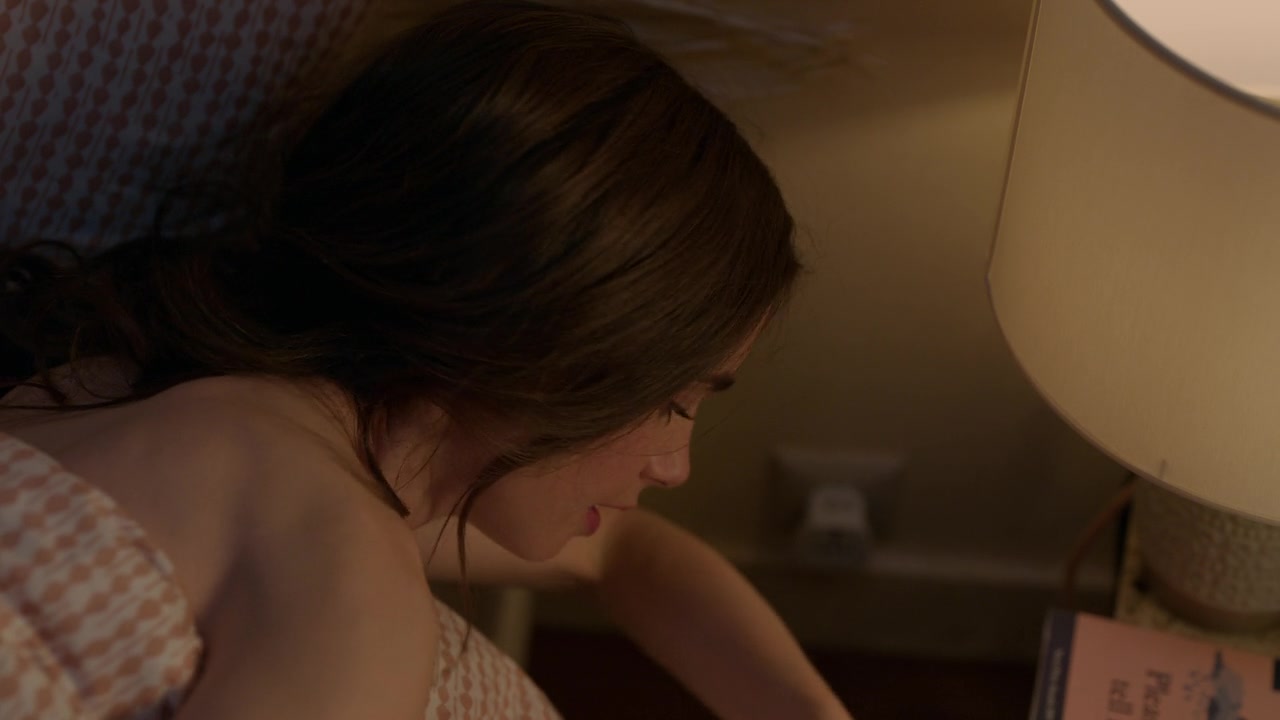 Emily_in_Paris_S01E01_Emily_in_Paris_720p_NF_WEB-DL_DDP5_1_x264-BTN_2774.jpg