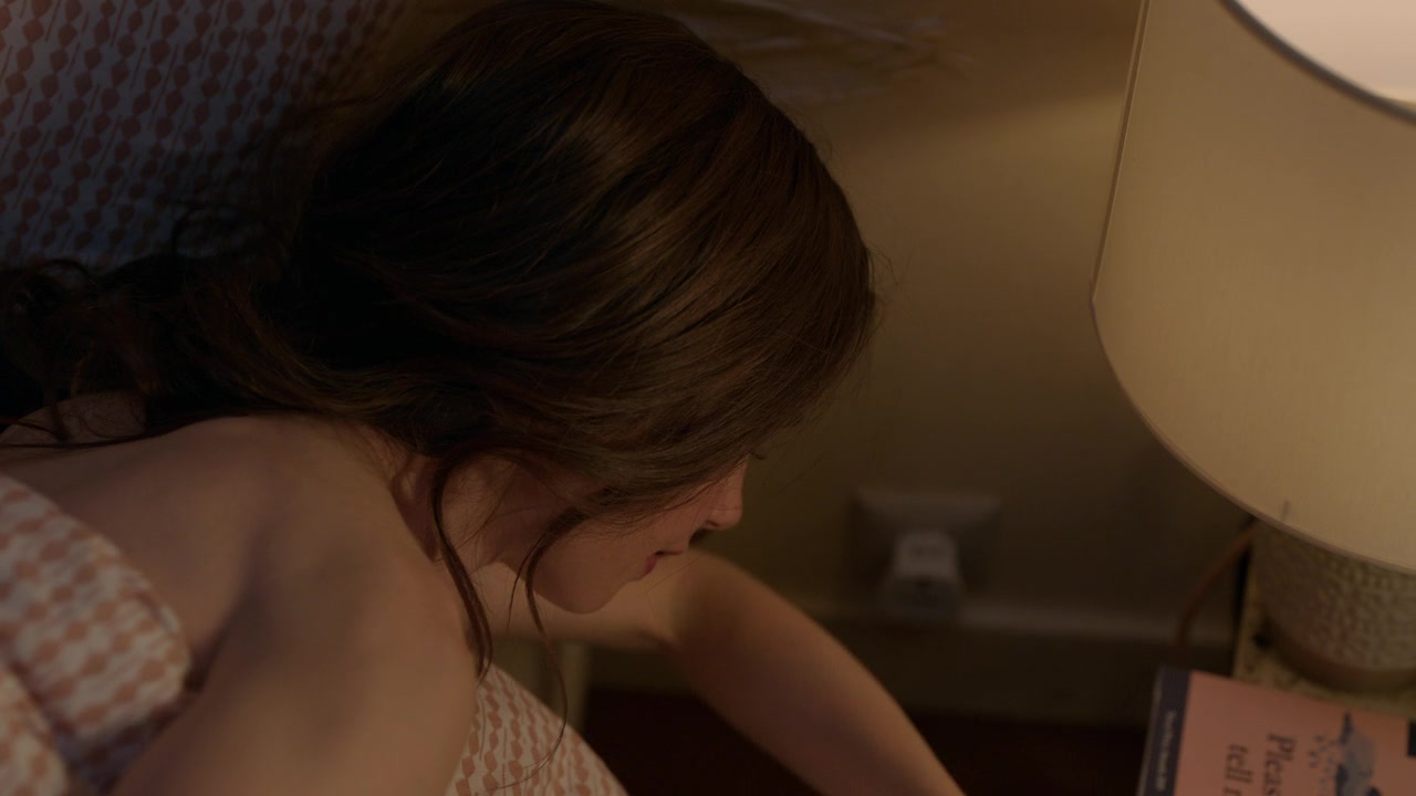 Emily_in_Paris_S01E01_Emily_in_Paris_720p_NF_WEB-DL_DDP5_1_x264-BTN_2775.jpg