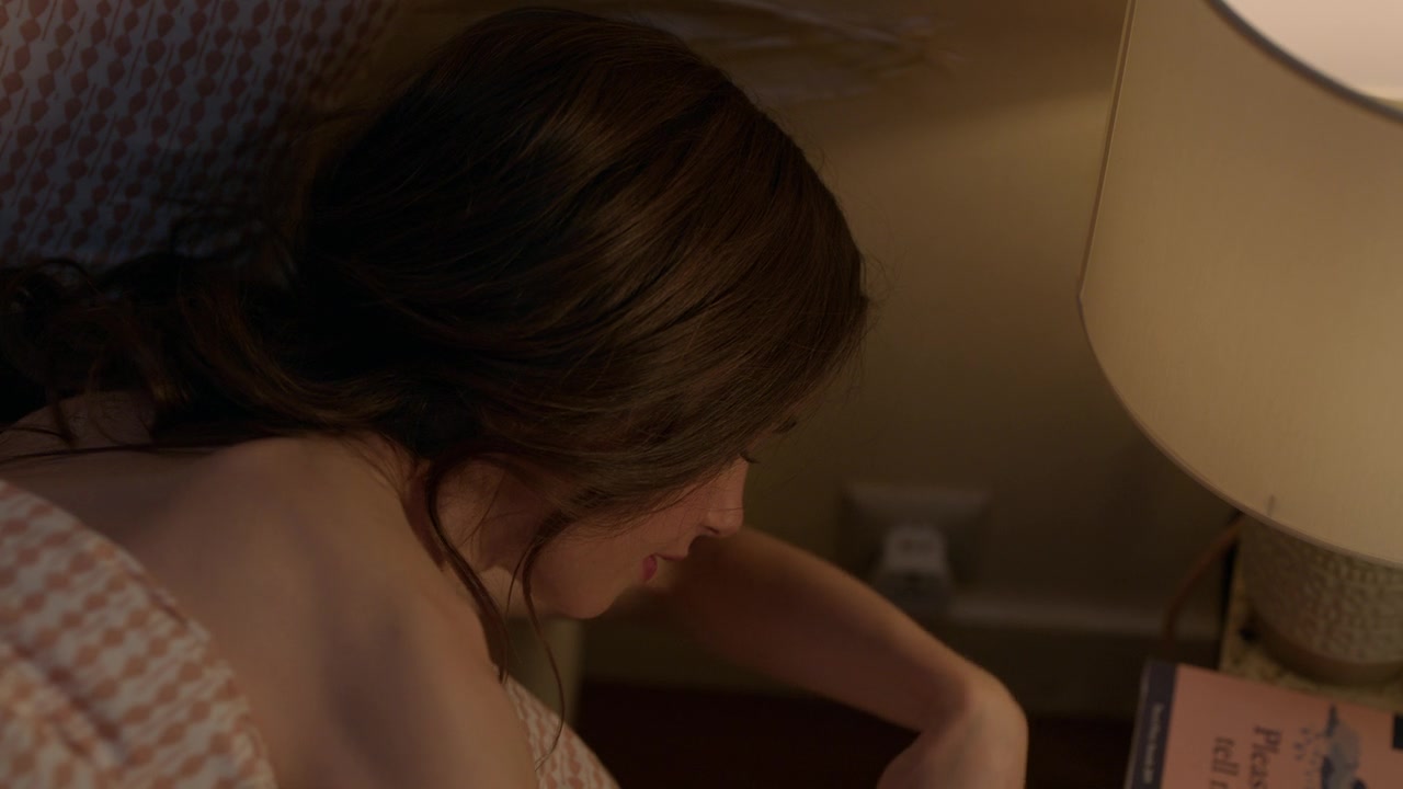 Emily_in_Paris_S01E01_Emily_in_Paris_720p_NF_WEB-DL_DDP5_1_x264-BTN_2776.jpg