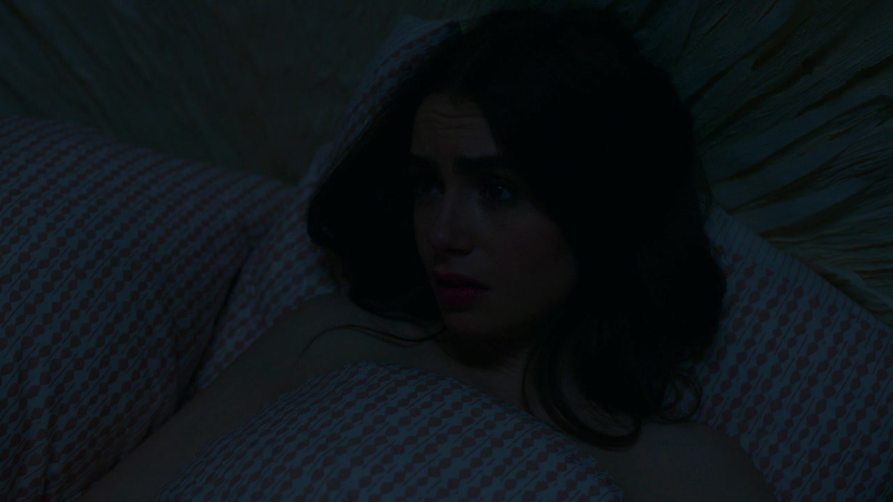Emily_in_Paris_S01E01_Emily_in_Paris_720p_NF_WEB-DL_DDP5_1_x264-BTN_2802.jpg