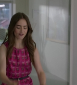 Emily_in_Paris_S01E01_Emily_in_Paris_720p_NF_WEB-DL_DDP5_1_x264-BTN_0100.jpg