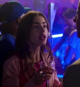Emily_in_Paris_S01E01_Emily_in_Paris_720p_NF_WEB-DL_DDP5_1_x264-BTN_0317.jpg