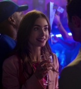 Emily_in_Paris_S01E01_Emily_in_Paris_720p_NF_WEB-DL_DDP5_1_x264-BTN_0325.jpg