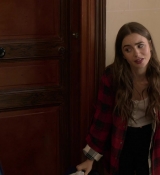 Emily_in_Paris_S01E01_Emily_in_Paris_720p_NF_WEB-DL_DDP5_1_x264-BTN_0579.jpg