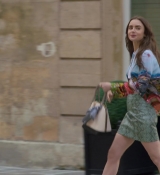 Emily_in_Paris_S01E01_Emily_in_Paris_720p_NF_WEB-DL_DDP5_1_x264-BTN_0786.jpg