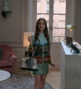 Emily_in_Paris_S01E01_Emily_in_Paris_720p_NF_WEB-DL_DDP5_1_x264-BTN_0828.jpg