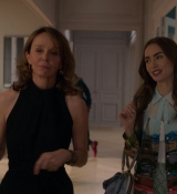 Emily_in_Paris_S01E01_Emily_in_Paris_720p_NF_WEB-DL_DDP5_1_x264-BTN_0929.jpg
