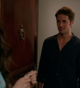 Emily_in_Paris_S01E01_Emily_in_Paris_720p_NF_WEB-DL_DDP5_1_x264-BTN_1550.jpg