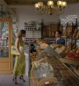 Emily_in_Paris_S01E01_Emily_in_Paris_720p_NF_WEB-DL_DDP5_1_x264-BTN_1586.jpg