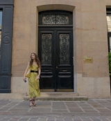Emily_in_Paris_S01E01_Emily_in_Paris_720p_NF_WEB-DL_DDP5_1_x264-BTN_1716.jpg