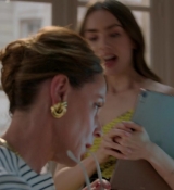 Emily_in_Paris_S01E01_Emily_in_Paris_720p_NF_WEB-DL_DDP5_1_x264-BTN_1790.jpg
