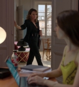 Emily_in_Paris_S01E01_Emily_in_Paris_720p_NF_WEB-DL_DDP5_1_x264-BTN_2138.jpg