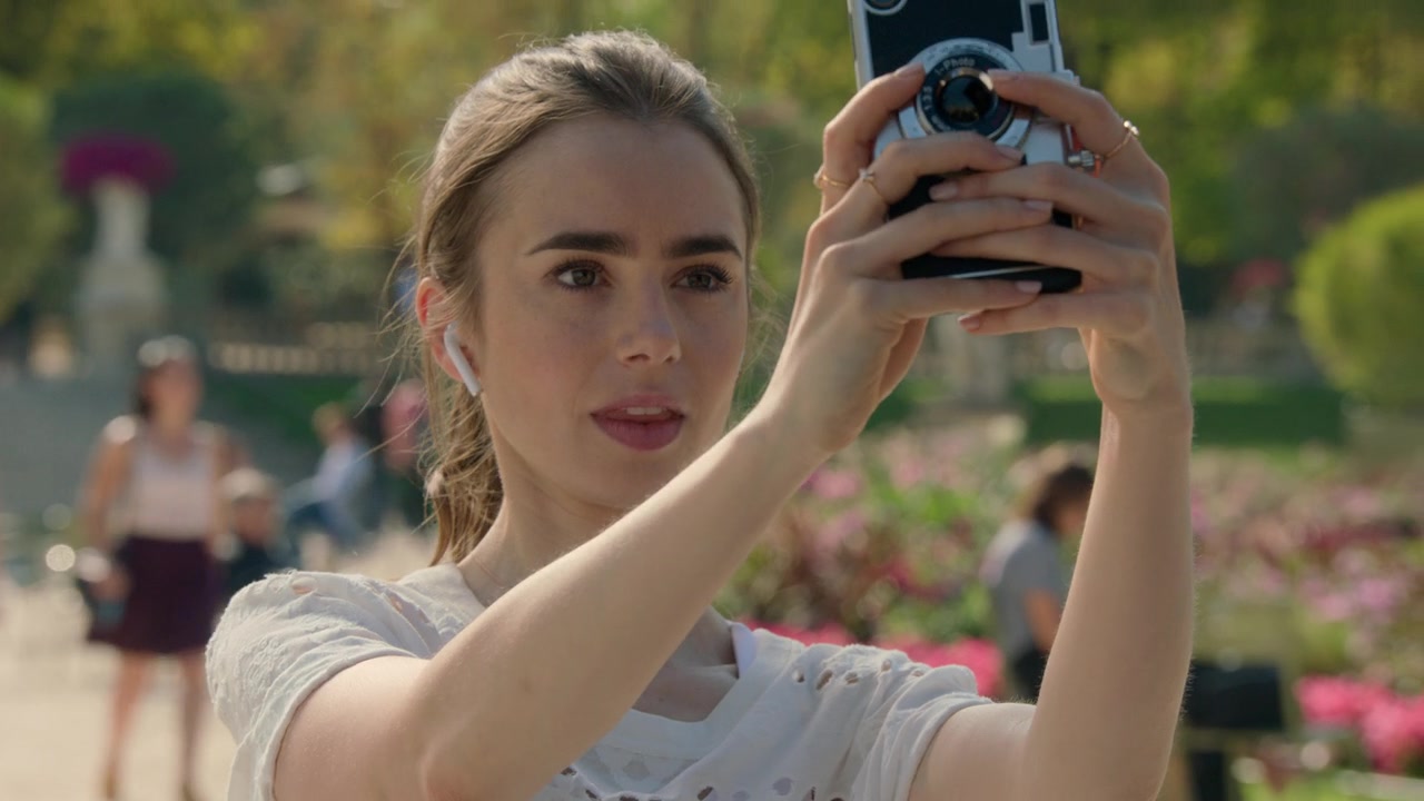 Emily_in_Paris_S01E02_Masculin_Feminin_720p_NF_WEB-DL_DDP5_1_x264-BTN_0029.jpg