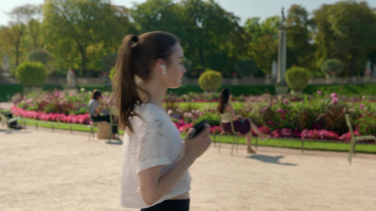 Emily_in_Paris_S01E02_Masculin_Feminin_720p_NF_WEB-DL_DDP5_1_x264-BTN_0035.jpg