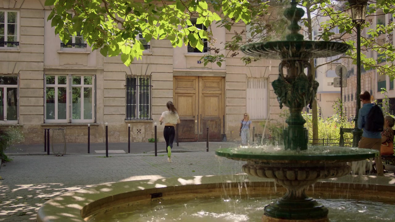 Emily_in_Paris_S01E02_Masculin_Feminin_720p_NF_WEB-DL_DDP5_1_x264-BTN_0036.jpg