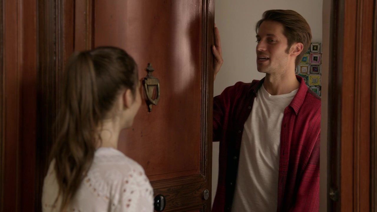Emily_in_Paris_S01E02_Masculin_Feminin_720p_NF_WEB-DL_DDP5_1_x264-BTN_0069.jpg