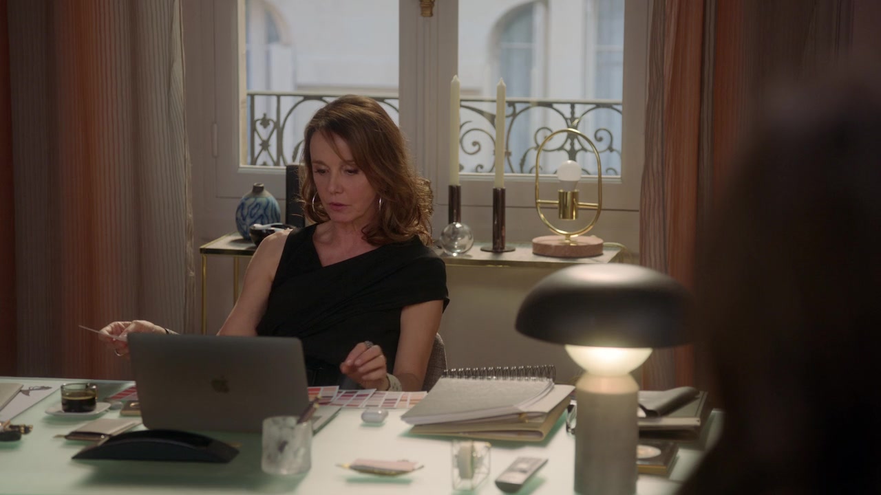 Emily_in_Paris_S01E02_Masculin_Feminin_720p_NF_WEB-DL_DDP5_1_x264-BTN_0124.jpg