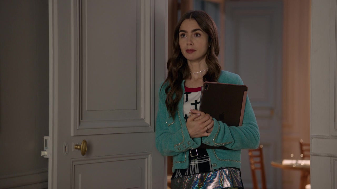 Emily_in_Paris_S01E02_Masculin_Feminin_720p_NF_WEB-DL_DDP5_1_x264-BTN_0131.jpg