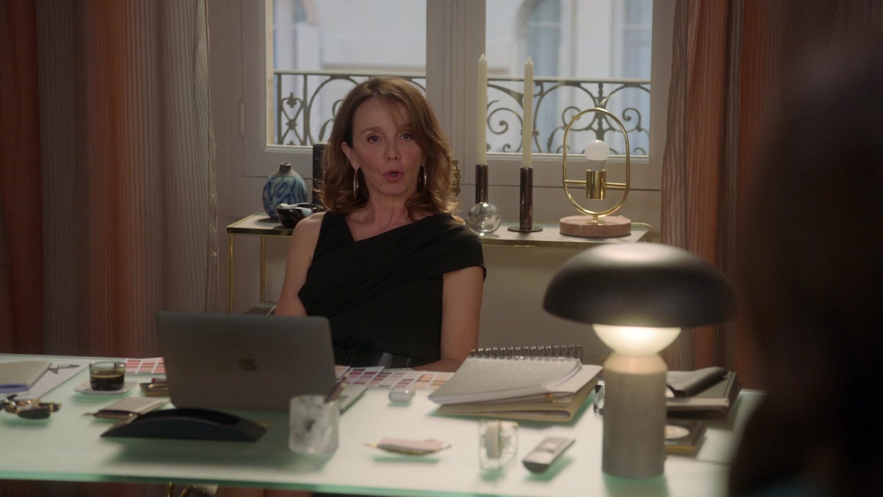 Emily_in_Paris_S01E02_Masculin_Feminin_720p_NF_WEB-DL_DDP5_1_x264-BTN_0139.jpg