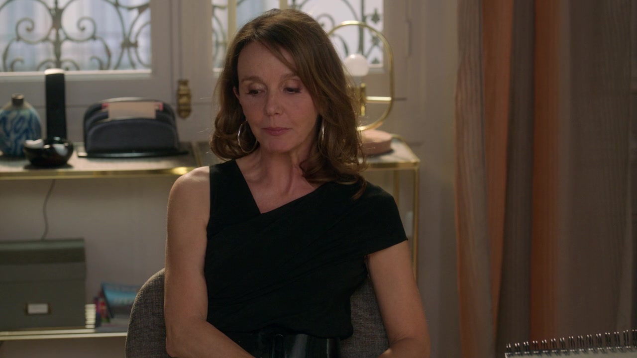 Emily_in_Paris_S01E02_Masculin_Feminin_720p_NF_WEB-DL_DDP5_1_x264-BTN_0156.jpg