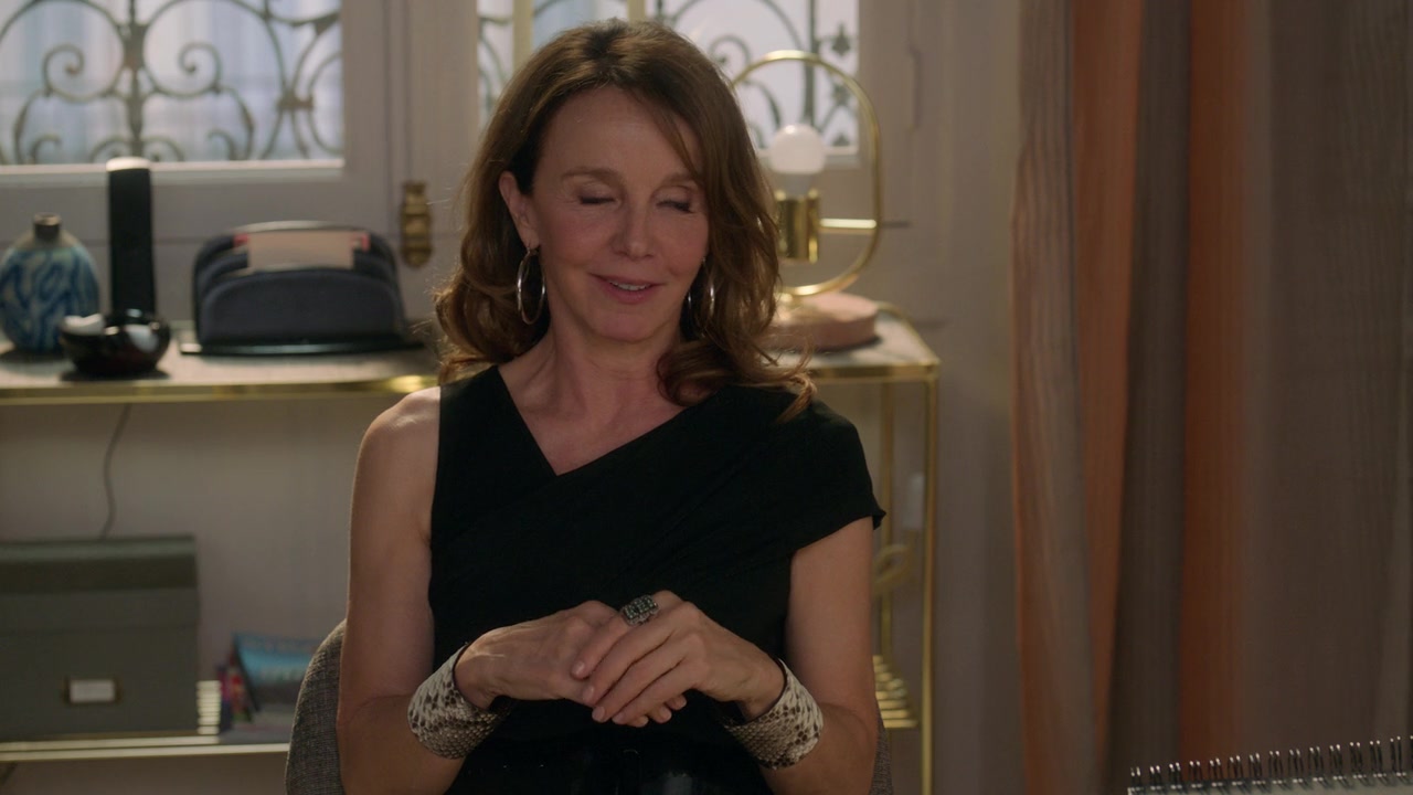 Emily_in_Paris_S01E02_Masculin_Feminin_720p_NF_WEB-DL_DDP5_1_x264-BTN_0172.jpg