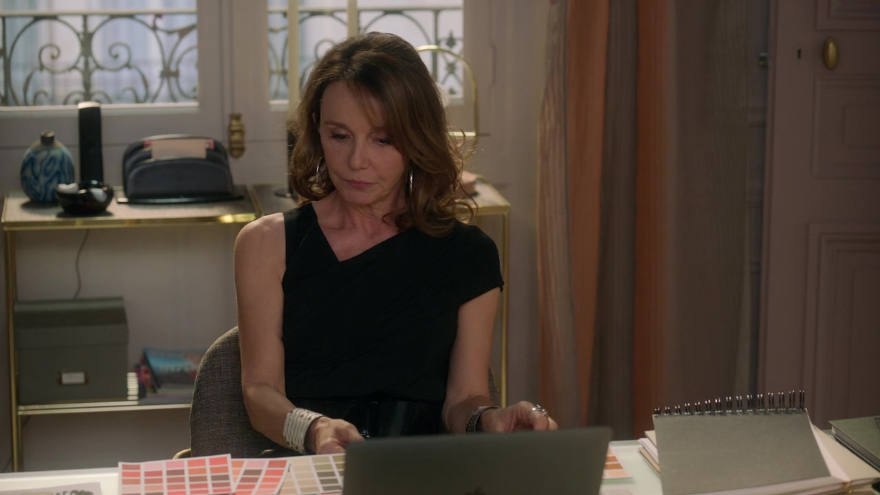 Emily_in_Paris_S01E02_Masculin_Feminin_720p_NF_WEB-DL_DDP5_1_x264-BTN_0200.jpg