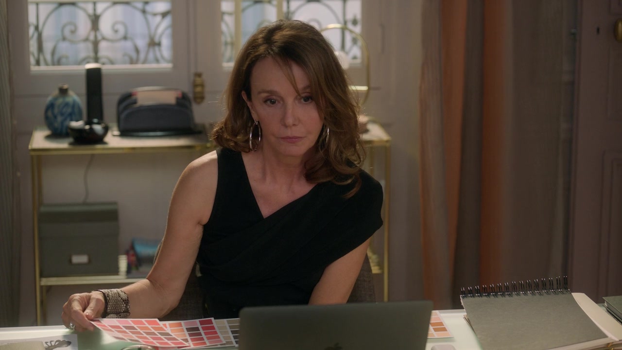 Emily_in_Paris_S01E02_Masculin_Feminin_720p_NF_WEB-DL_DDP5_1_x264-BTN_0207.jpg