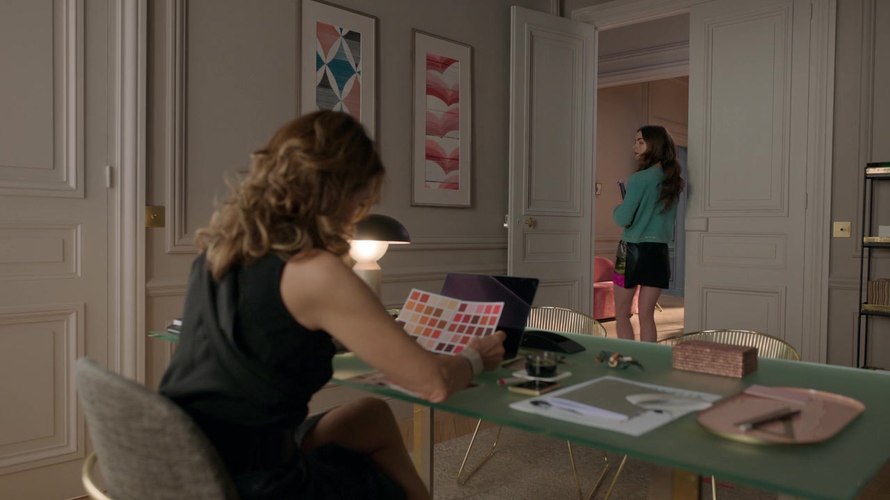 Emily_in_Paris_S01E02_Masculin_Feminin_720p_NF_WEB-DL_DDP5_1_x264-BTN_0211.jpg